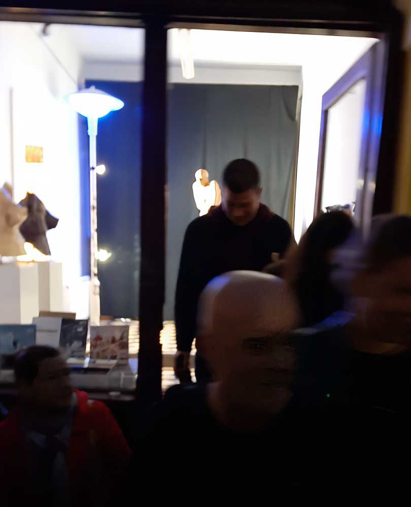 Kunstfreunde treffen sich in der Galerie Grabsdorf zur Eröffnung der Einzelausstellung von Nadine Elda Rosani